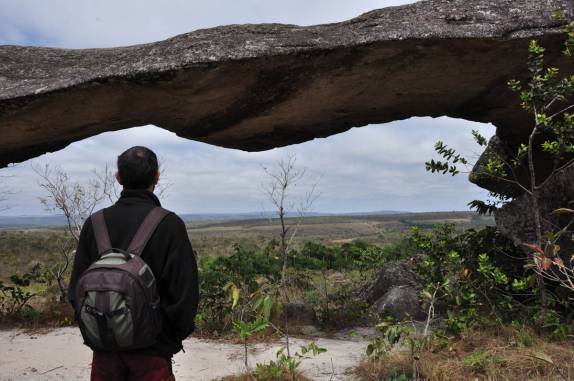Examinando a ponte de pedra, na Chapada dos Guimarães, no Mato Grosso